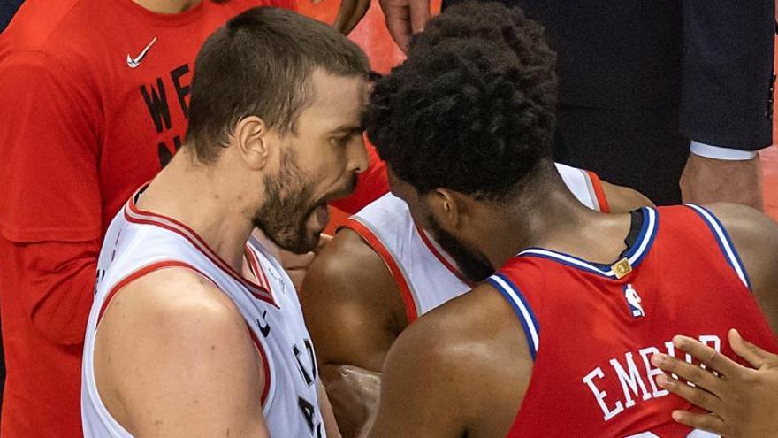 Gasol consuela a Embiid tras el partido.