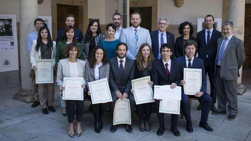 Representantes de los tres equipos premiados, junto al Rector (cuarto por la derecha, de pie) y la directora de Universidades, a su lado.