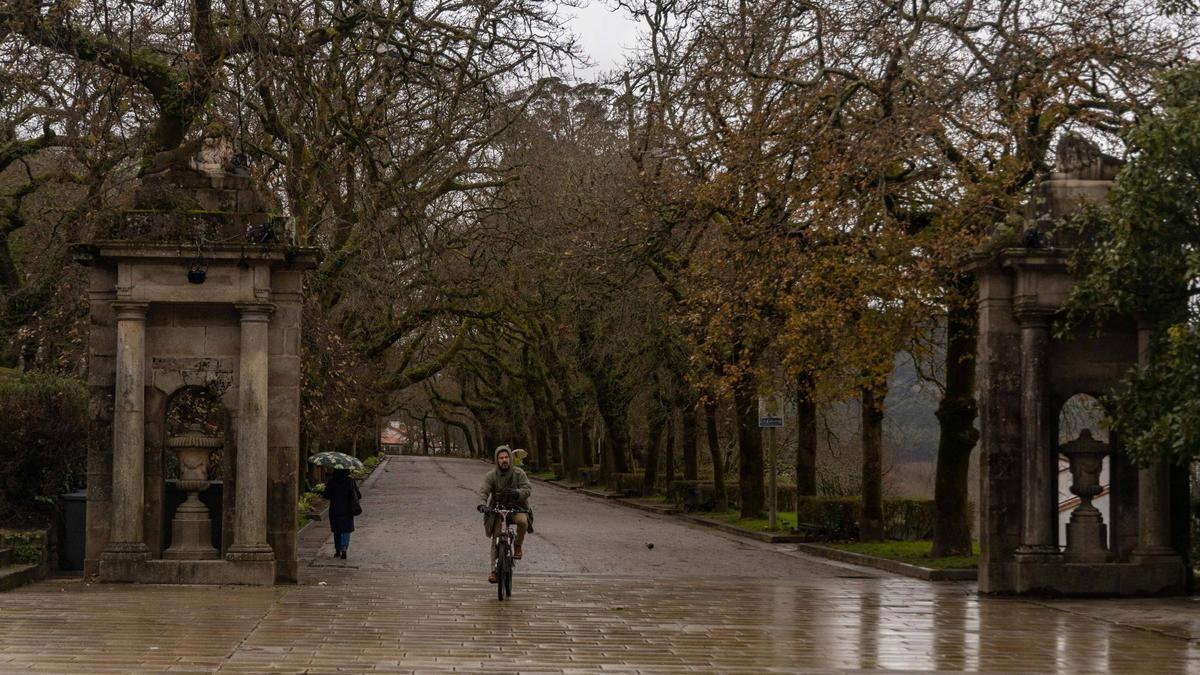 Entrada al Paseo dos Leóns, flanqueada por dos templetes ornamentales de granito creados en 1835
