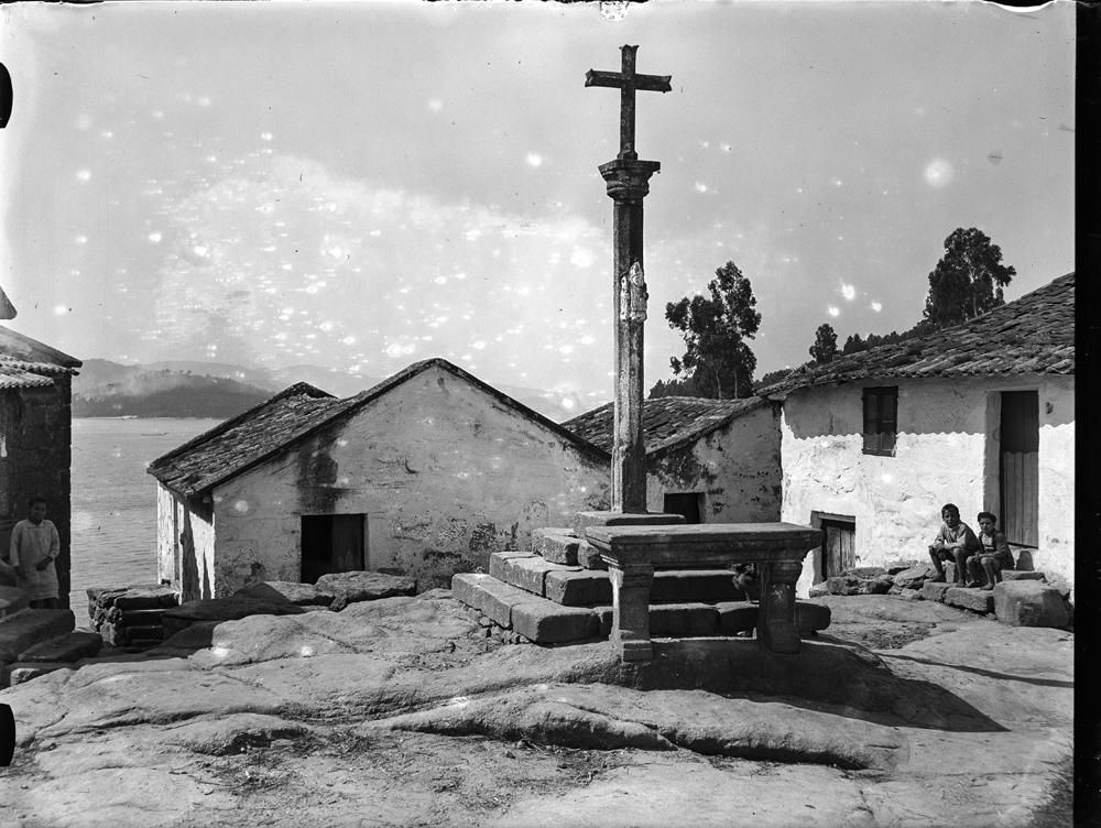 Un paseo histórico entre los hórreos de Combarro