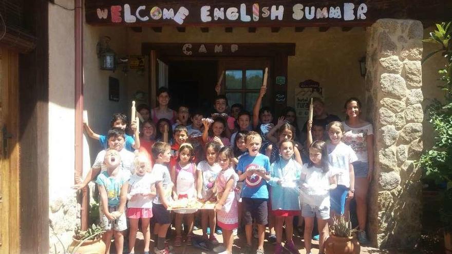 Grupo de escolares que han participado en el campamento.