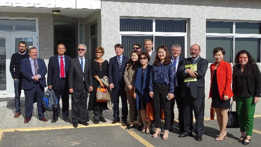 Foto de familia de los miembros que participarán hoy en la jornada &#039;El mar, un lugar de encuentro y oportunidades&#039;