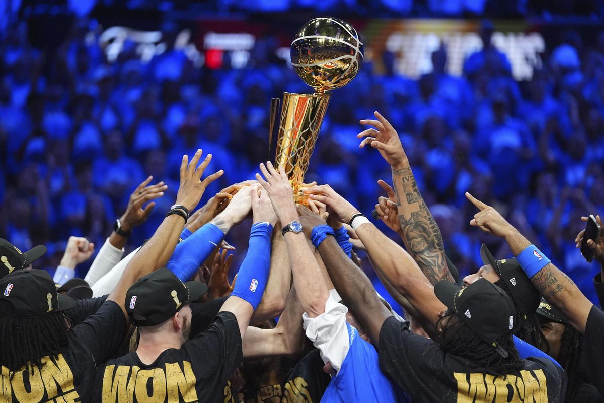Oklahoma City Thunder players hold up the Larry O'Brien Championship Trophy after they won the NBA basketball championship with a Game 7 victory against the Indiana Pacers Sunday, June 22, 2025, in Oklahoma City. (AP Photo/Julio Cortez) Associated Press/LaPresse. EDITORIAL USE ONLY/ONLY ITALY AND SPAIN
