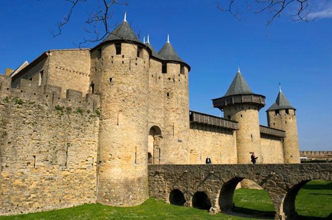 La Ciudadela de Carcassonne está amurallada por lo que necesita puentes para salvar los fosos.