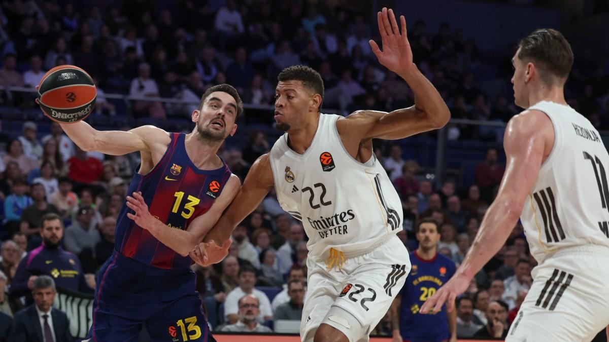 Tomas Satoransky, ante Edy Tavares en el último Clásico de Euroliga