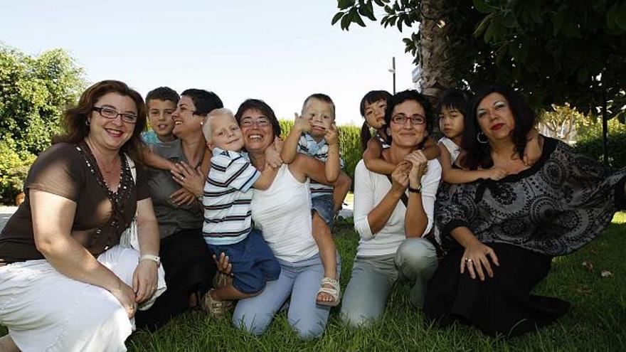 Un grupo de madres de la nueva asociación Adopta2 junto a sus hijos, procedentes de varios países