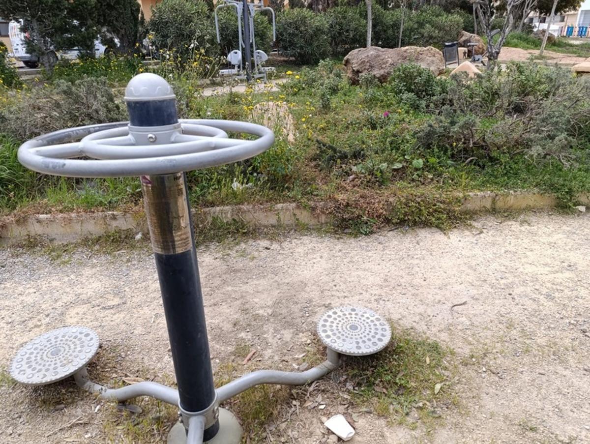 El parque de la zona de ses Variades, con plantas sin cortar