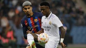 Ronald Araujo y Vinicius Jr en el clásico de la final de la Supercopa de España