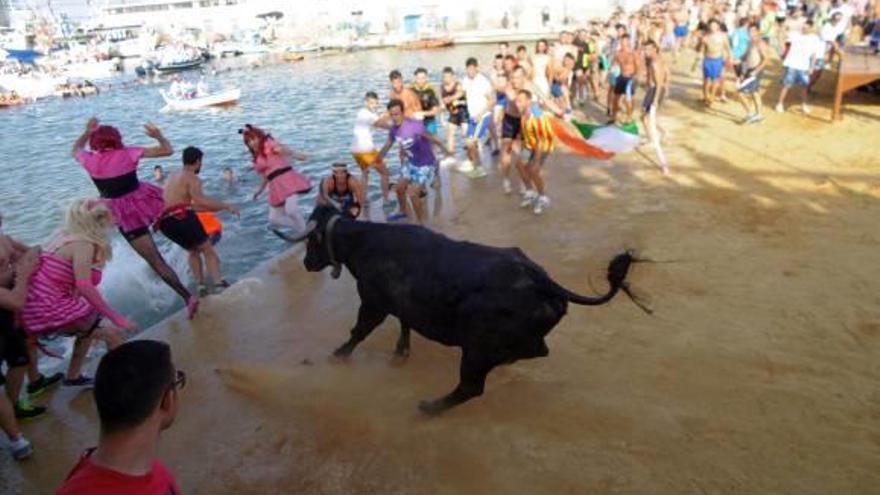 Dos momentos de la popular fiesta de los «bous a la mar» de Dénia.