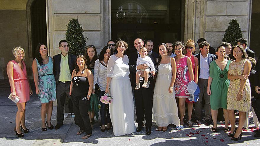 Una pareja posa con sus invitados a las puertas del Ayuntamiento, en una imagen de hace unos años.