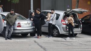 Varias personas desalojadas de un bloque de 60 viviendas que estaban okupadas por unas 300 personas -180 de ellas menores- en Alcobendas, Madrid, este viernes. EFE/ Sergio Pérez