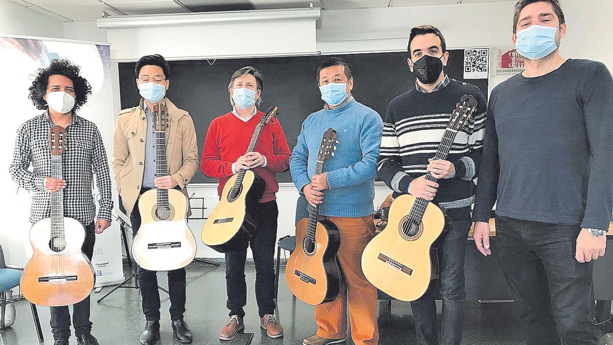 Los cinco estudiantes del Máster de Guitarra Clásica de la novena edición, con Ignacio Rodes.