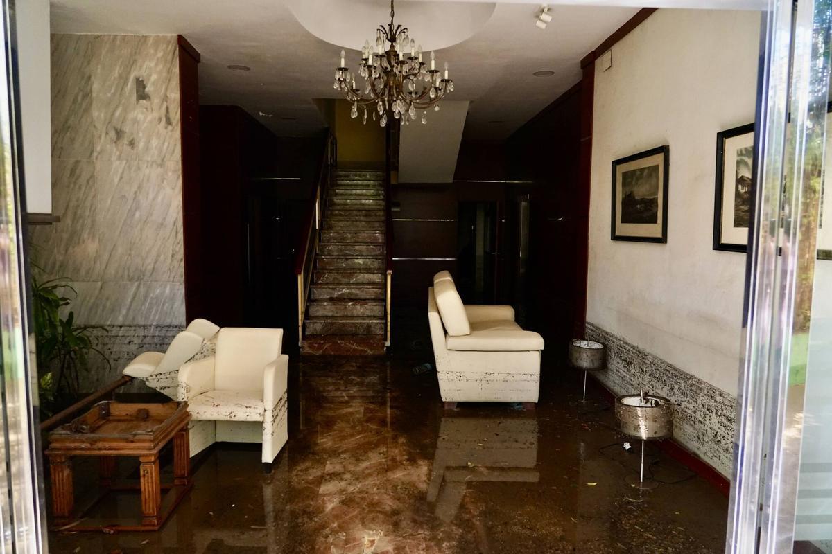 Vecinos de El Palo limpian sus casas tras el paso de la DANA Adam.
