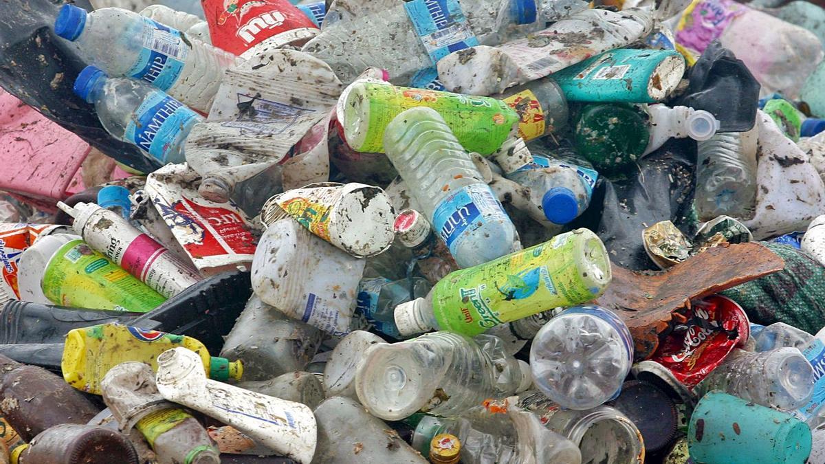 Una montaña de botellas de plástico para reciclar.  RUNGROJ YONGRIT
