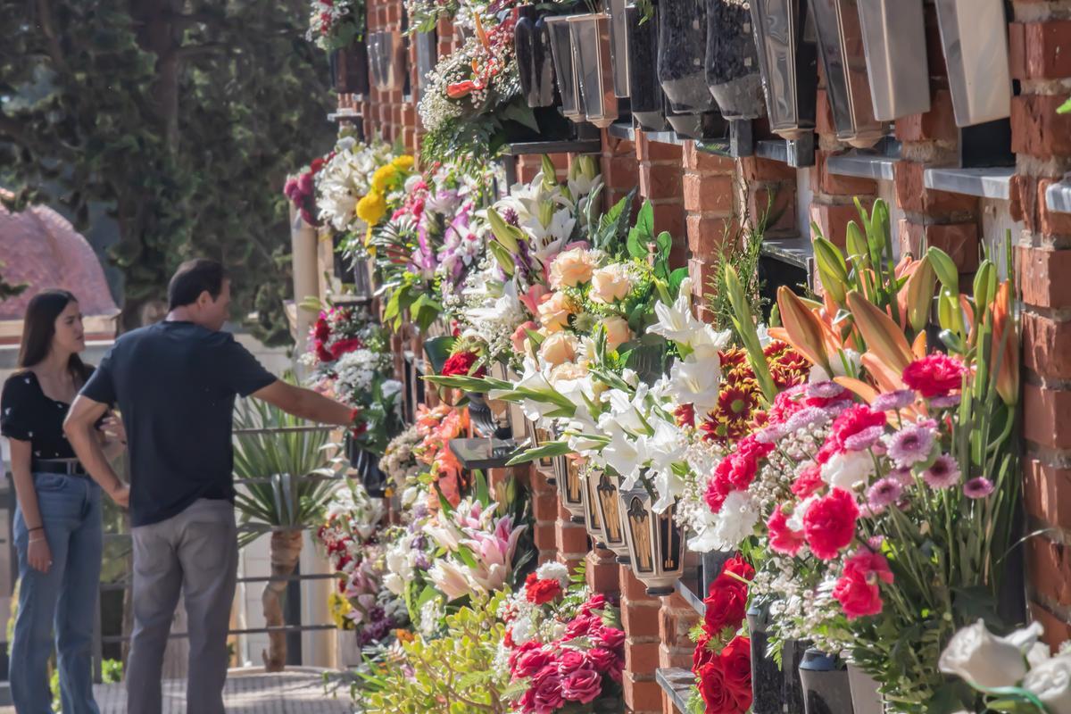 Miles de vecinos se han acercado al camposanto oriolano el día de Todos los Santos Miles de vecinos se han acercado al camposanto oriolano el día de Todos los Santos