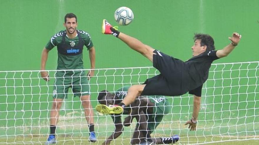 Pacheta, ayer, haciendo una volea jugando al fútbol-tenis.