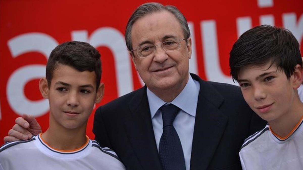 El presidente del Madrid, Florentino Pérez, y, a la derecha, Theo Zidane, uno de los hijos del actual entrenador del primer equipo