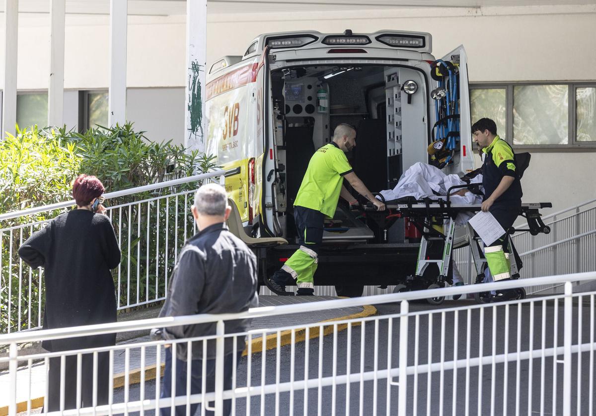 URGENCIAS DEL HOSPITAL DE SAN JUAN DONDE HA INGRESADO UNA PACIENTE SOSPECHOSA DE HANTANAVIRUS AL HABER COMPARTIDO VUELO CON UNA DE LAS FALLECIDAS DEL CRIUCERO INFECTADO
