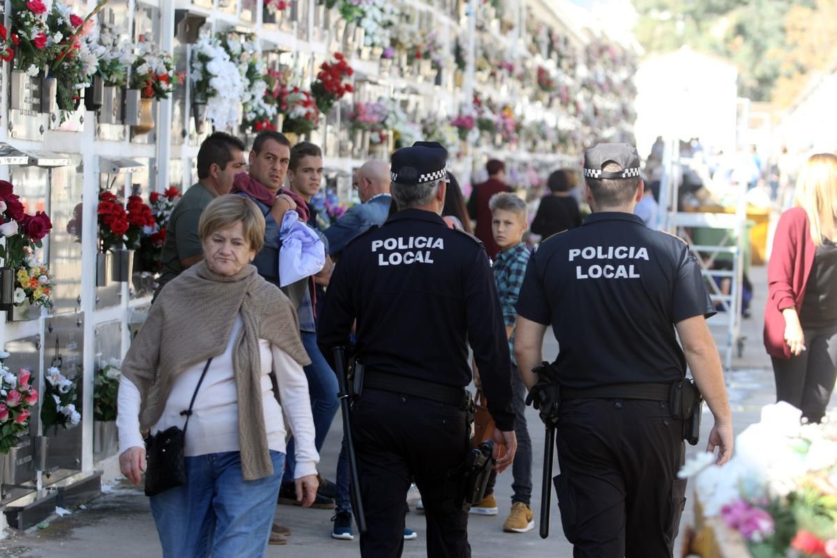 Cientos de cordobeses visitan los cementerios