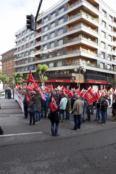 Concentración de protesta convocada por los sindicatos por el trabajador fallecido en un accidente laboral