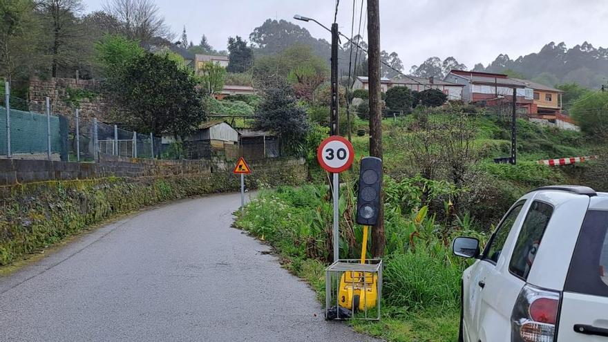 Uno de los semáforos de la carretera de Cabeiro sin la batería.