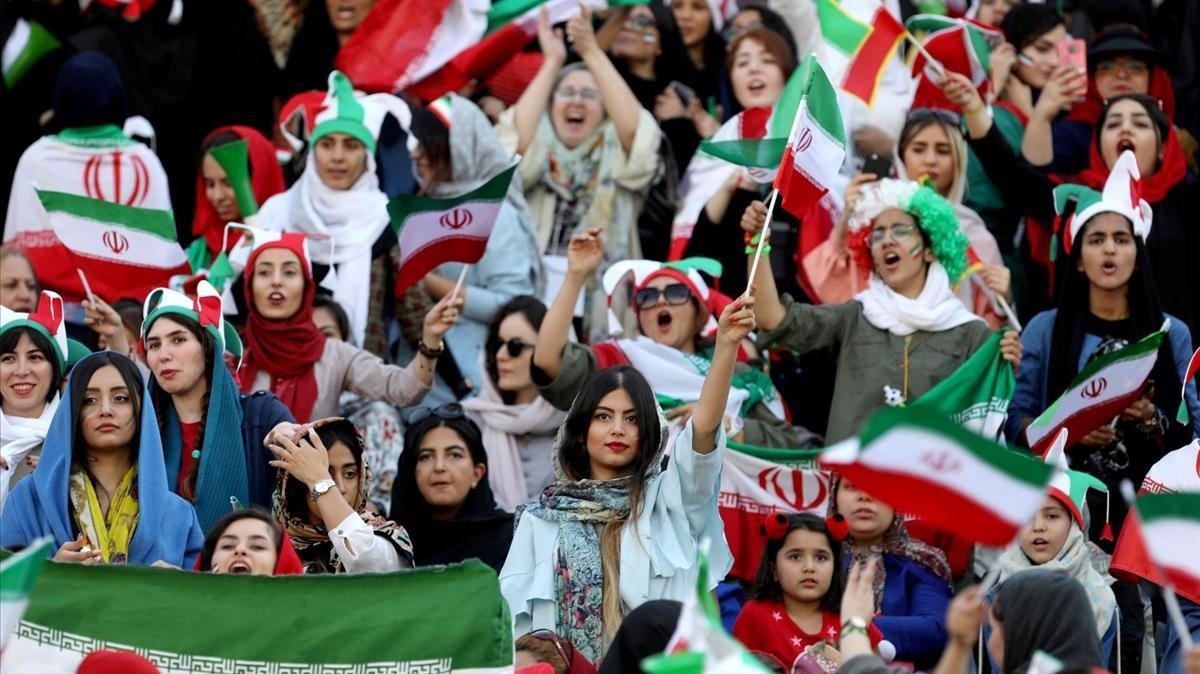 Aficionadas iranís en el histórico partido entre Irán y Camboya, el jueves.