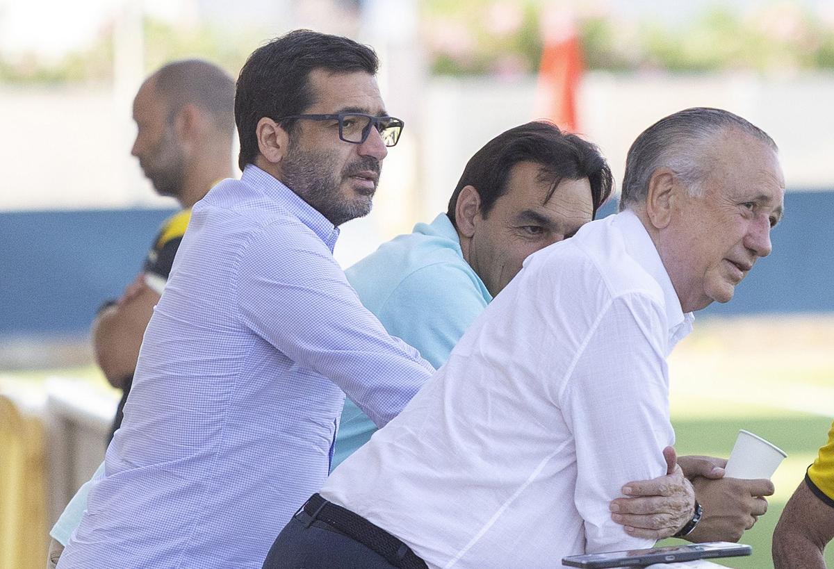 Fernando Roig Negueroles (i), consejero delegado, junto al director de fútbol, Tena, el presidente, Fernando Roig, y el técnico, Marcelino (d).