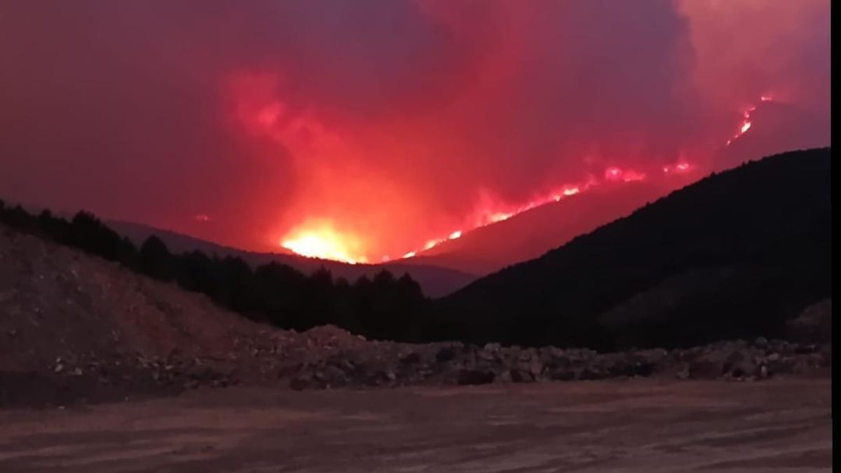 Imagen del incendio en la noche de este martes.