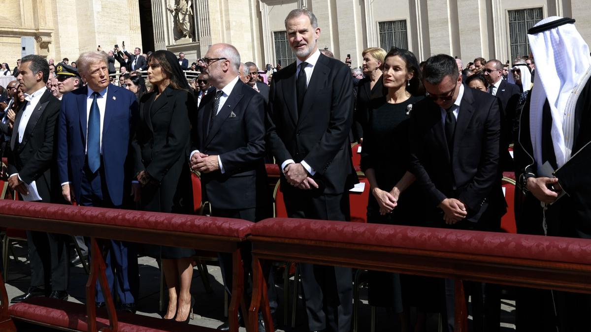 El rey Felipe VI (c) junto con la reina Letizia (3d), el presidente de Estados Unidos Donald Trump (2i) y su mujer Melania (3i) durante el funeral del papa Francisco en la Plaza de San Pedro en el aticano este sábado