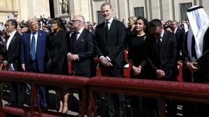 CIUDAD DEL VATICANO, 26/04/2025.- El rey Felipe VI (c) junto con la reina Letizia (3d), el presidente de Estados Unidos Donald Trump (2i) y su mujer Melania (3i) durante el funeral del papa Francisco en la Plaza de San Pedro en el aticano este sábado. EFE/Casa Real/ Francisco Gómez / SOLO USO EDITORIAL/SOLO DISPONIBLE PARA ILUSTRAR LA NOTICIA QUE ACOMPAÑA (CRÉDITO OBLIGATORIO). -SOLO USO EDITORIAL/SOLO DISPONIBLE PARA ILUSTRAR LA NOTICIA QUE ACOMPAÑA (CRÉDITO OBLIGATORIO)-