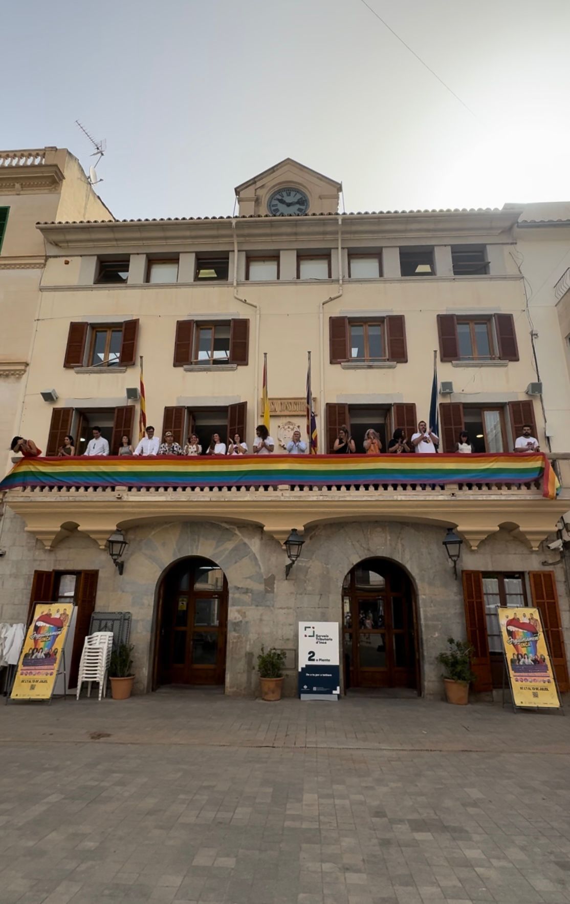 La corporación ha participado en el izado de la bandera del arcoiris en el balcón municipal.