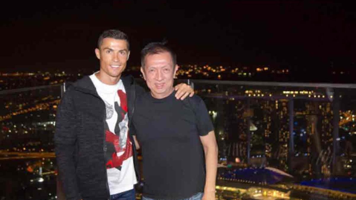 Cristiano Ronaldo, junto a Peter Lim