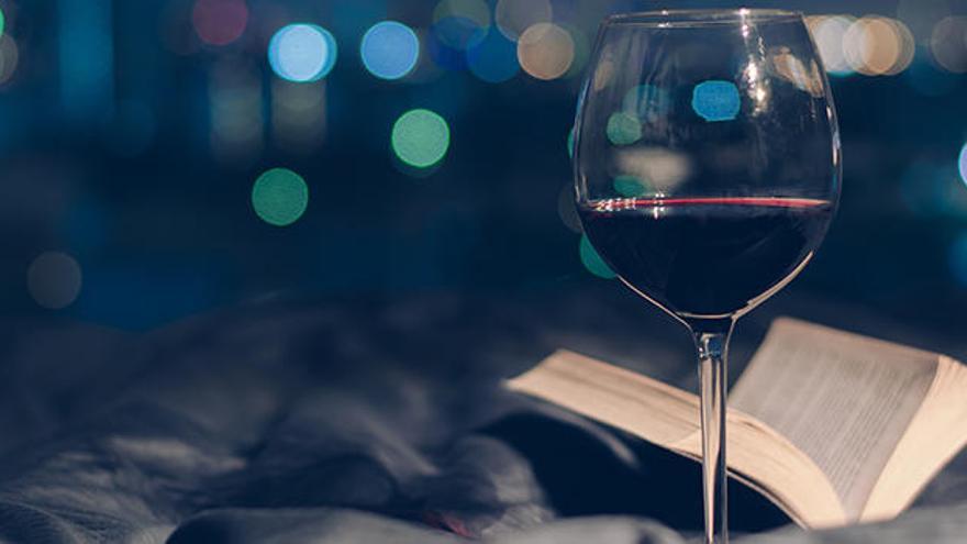 Un libro y una copa de vino para disfrutar de la buena literatura.