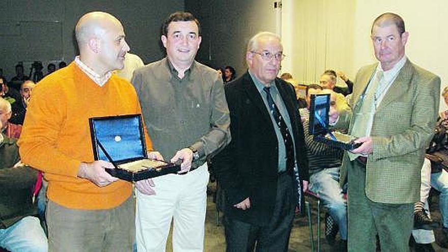 Andrés Sierra, Juan Peruyero (secretario de la asociación), Antón Caldevilla y Rafael Garnica, en Arriondas.