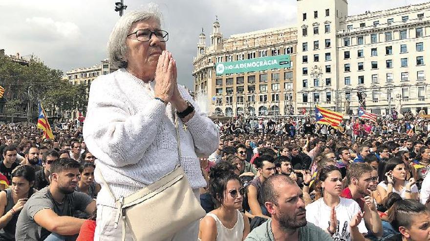 Eine Demonstrantin auf der Protestkundgebung gegen den Polizeieinsatz auf der Plaça de Catalunya in Barcelona am Montag (2.10.).