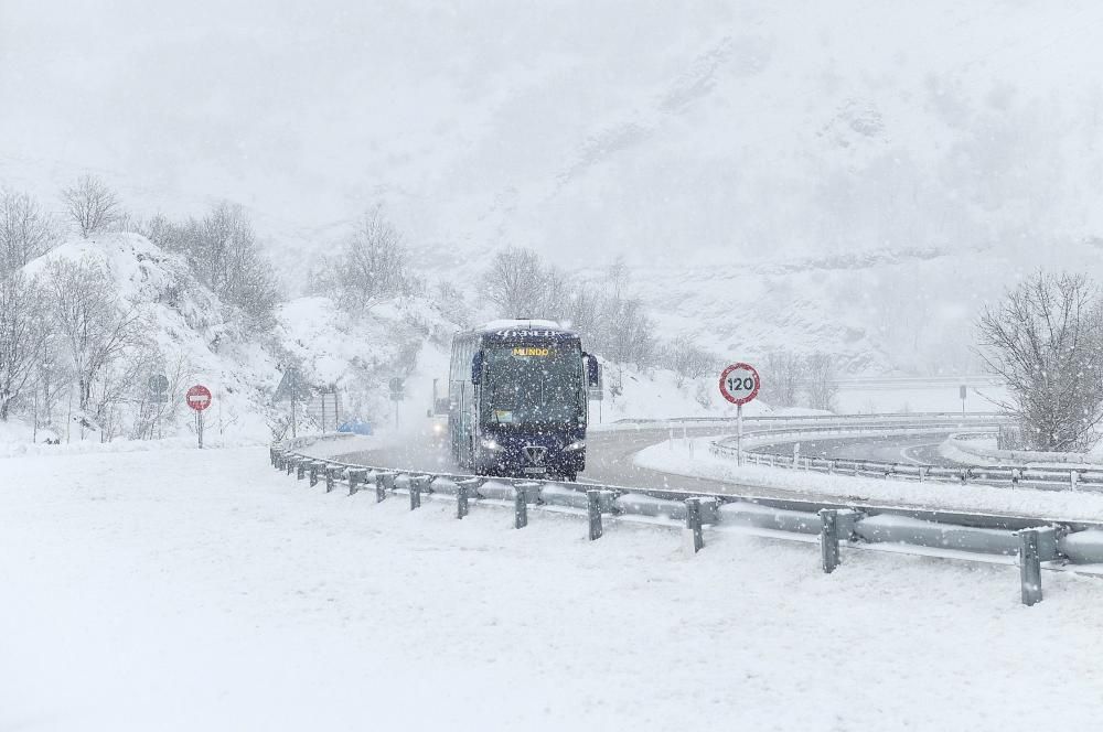 Temporal en la autopista del Huerna