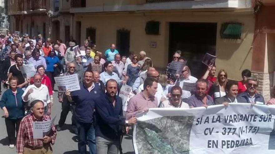 Manifestación pidiendo la variante de Pedralba.