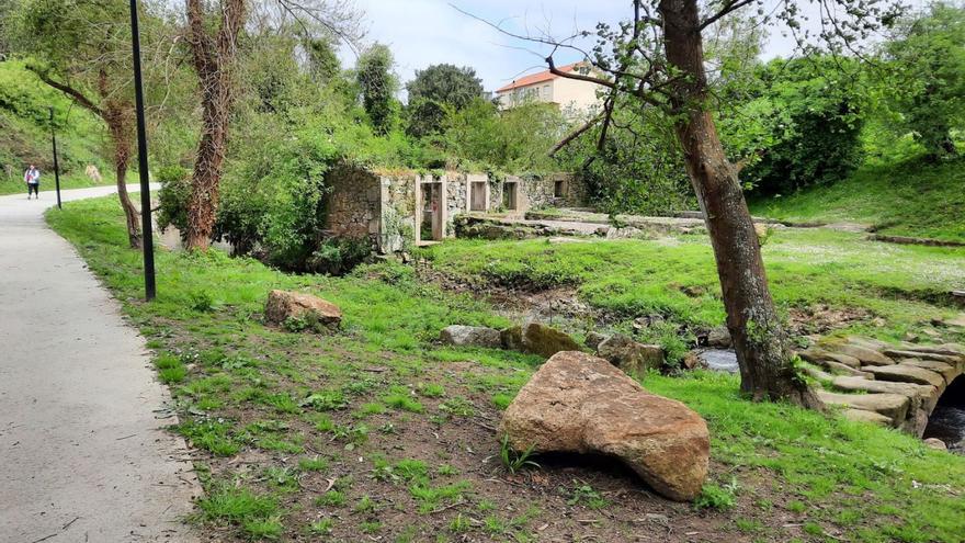 Molinos del paseo fluvial en O Rañal, cerca de donde se proyecta la torre de telecomunicaciones.