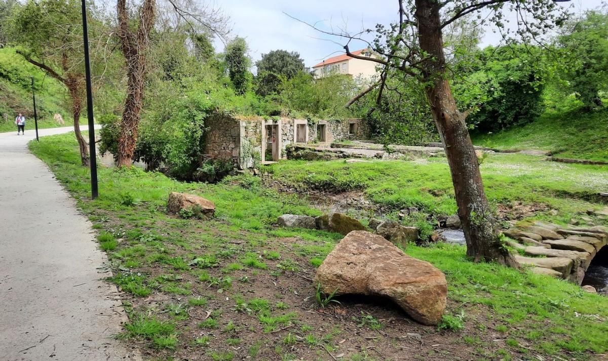 Molinos del paseo fluvial en O Rañal, cerca de donde se proyecta la torre de telecomunicaciones.