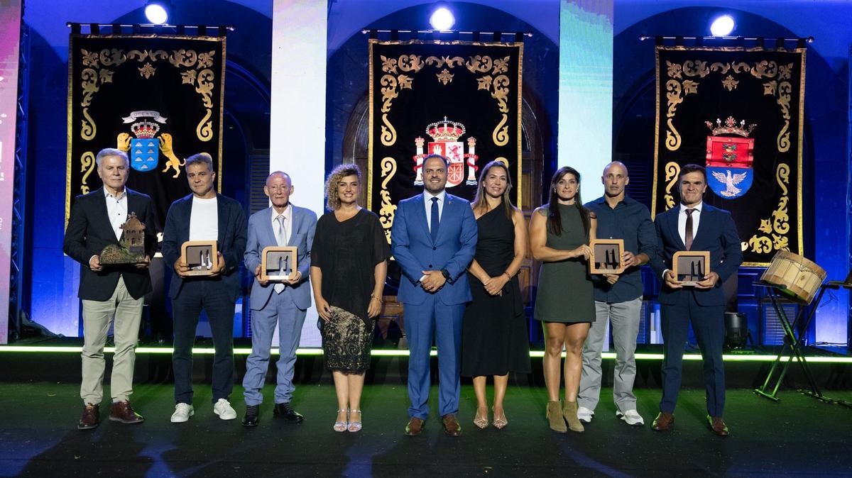 Toni Orosa, tercero por la izquierda, en la gala del Turismo de Arrecife en 2025