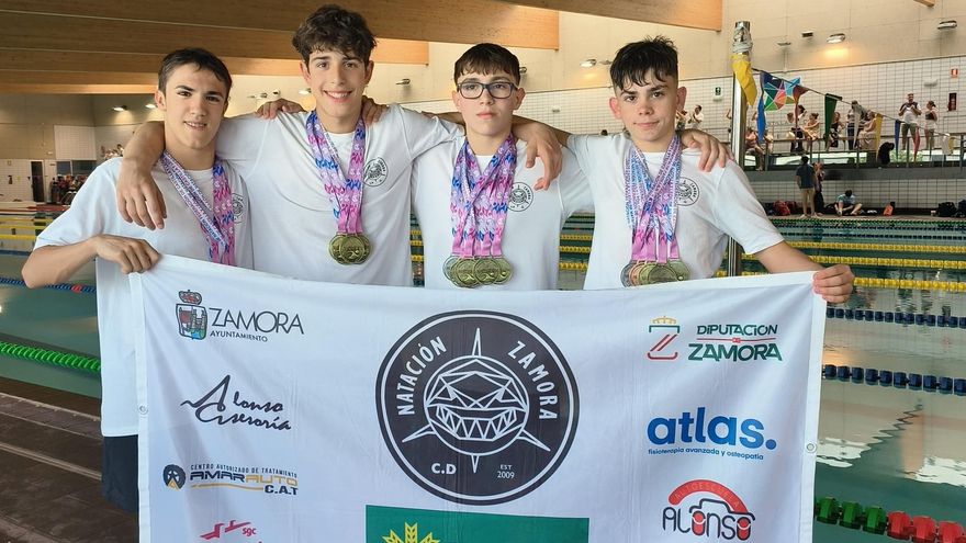 El equipo infantil del CD Natación Zamora posa en Valladolid con todas sus medallas.