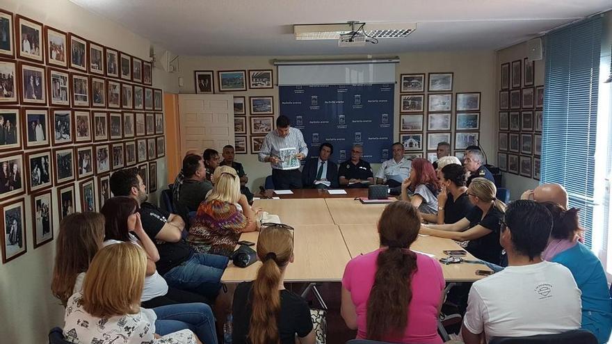 Miembros del Ayuntamiento y de las fuerzas de seguridad, en un momento de la reunión con los vecinos.