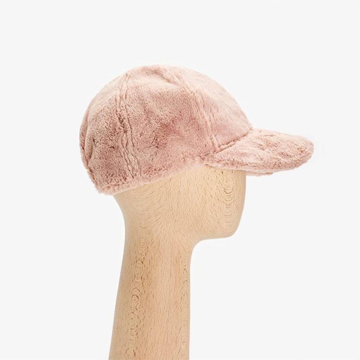 Gorra de pelo rosa de Stradivarius