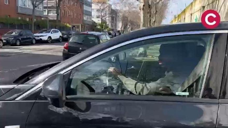 Vídeo | Cédric Bakambu abandona la Ciudad Deportiva Luis del Sol a horas del cierre de mercado tras la sesión de recuperación