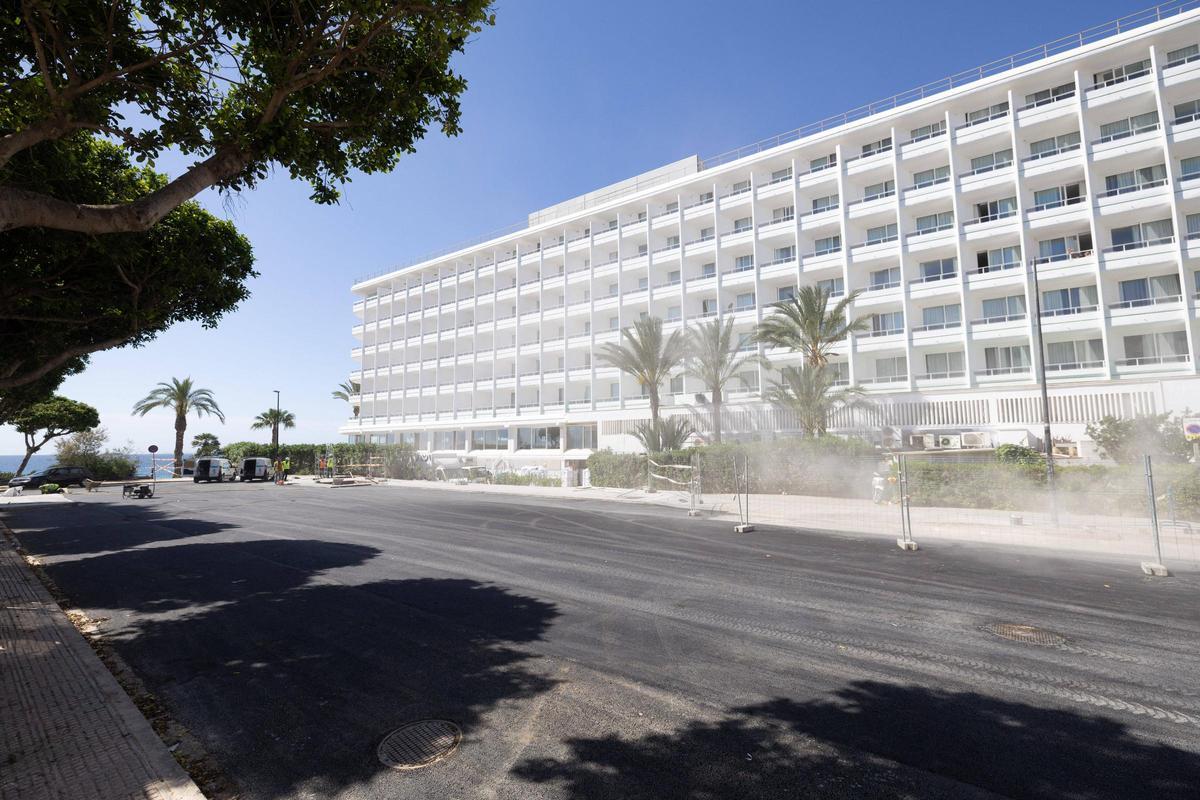 Imágenes de Platja d'en Bossa dividida entre turistas y demasiadas obras