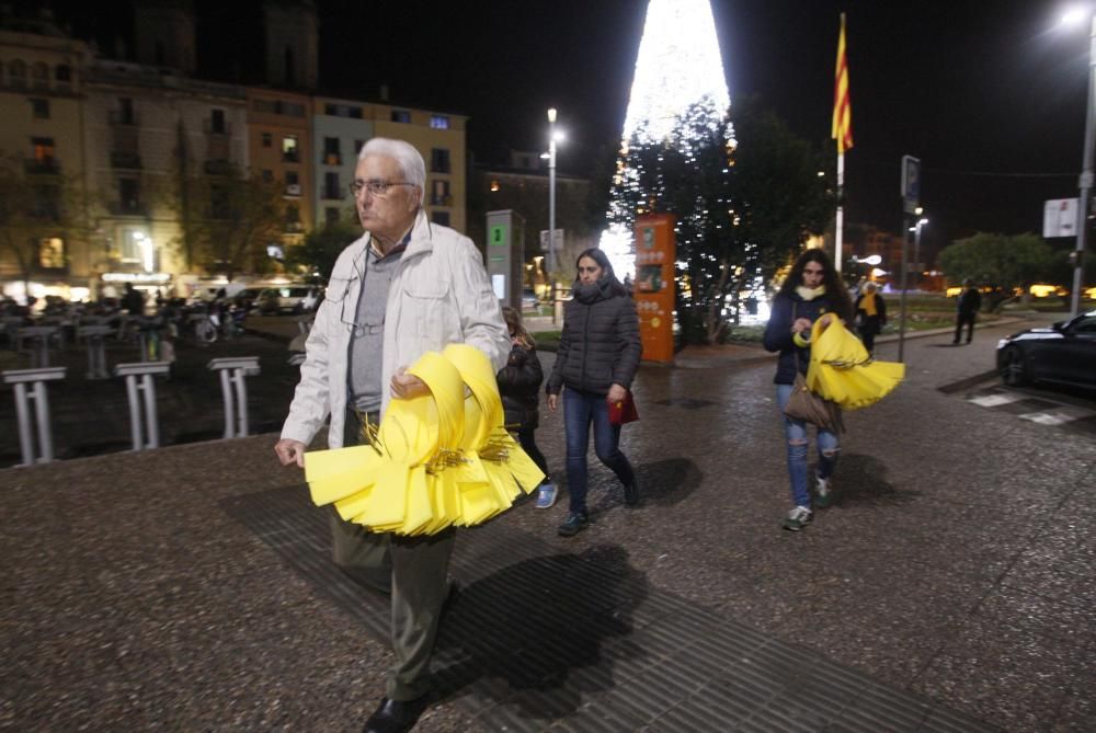 Acció per posar llaços grocs a la ciutat de Girona