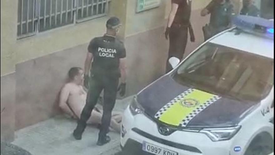 Imagen del detenido en Aspe por ir desnudo por la calle