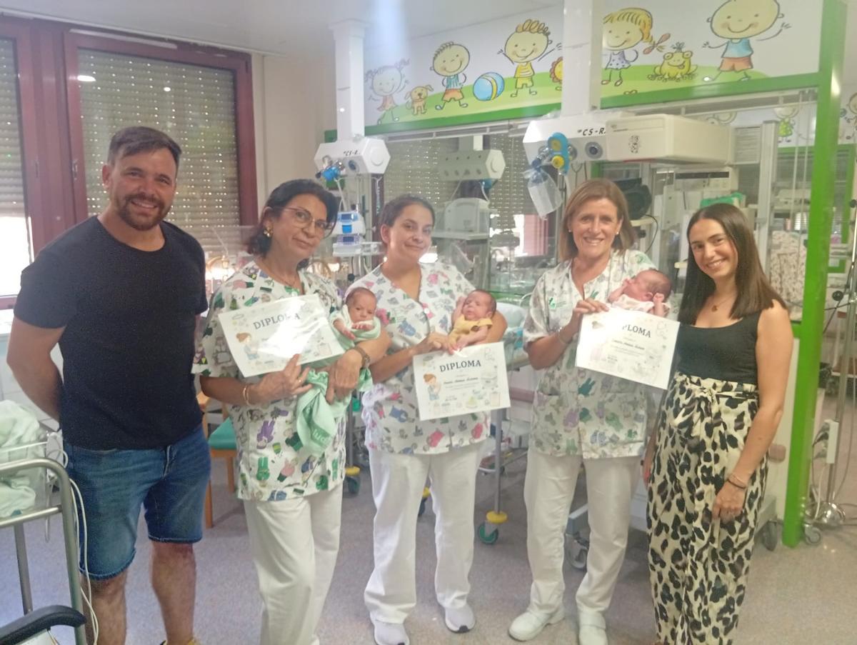 Parte del equipo de Neonato de Mérida que ha ayudado a la familia a hacer crecer a sus pequeños.