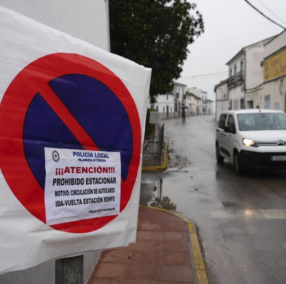 Indicador que advierte a los conductores del paso de autobuses por una calle de Villanueva de Córdoba. | RAFA SÁNCHEZ