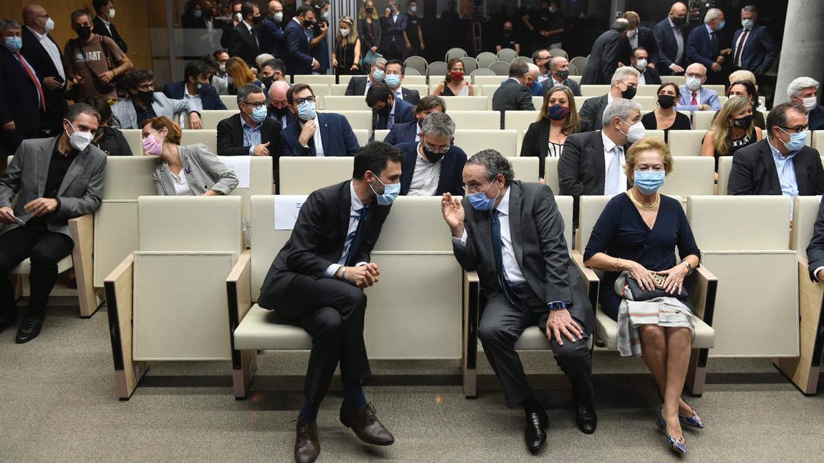 Barcelona. 27.09.2021. El presidente del grupo Prensa Ibérica, Javier Moll, en la foto conversando con Roger Torrent,en el acto de inauguración de las nuevas instalaciones del grupo en L'Hospitalet. Fotografía de Jordi Cotrina